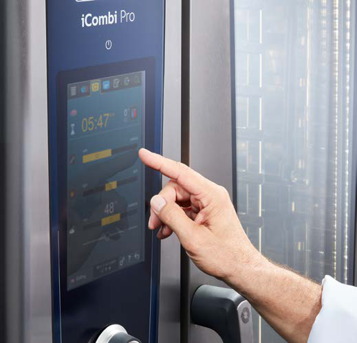 Палец на сенсорном экране iCombi Pro — крупный план управления касанием